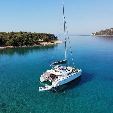 Grey Goose Catamaran Botel *
