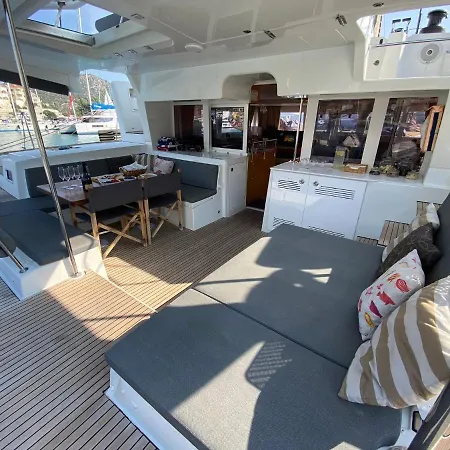 Botel Grey Goose Catamaran Split